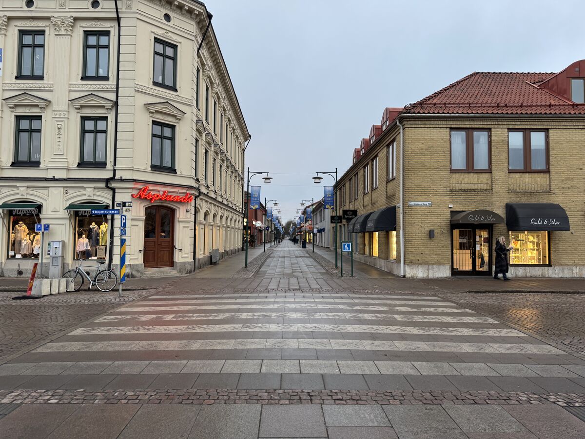 Centralt stadsliv med butiker, gångstråk och plats för aktiviteter